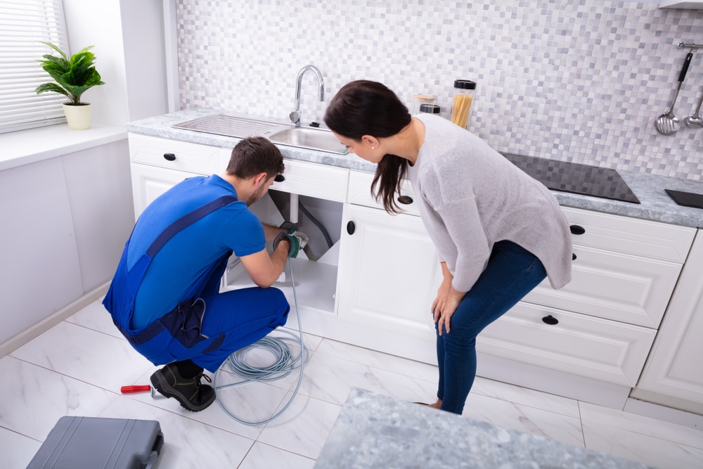 emergency plumber in kitchen for clog